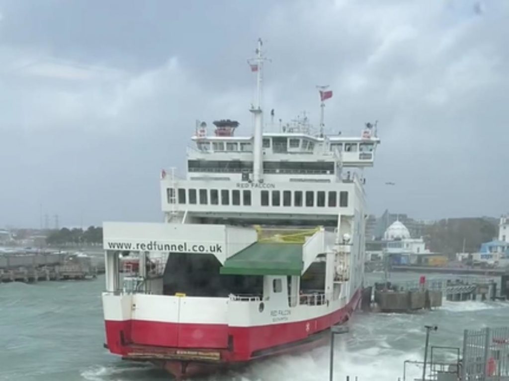 Southampton: Red Funnel ferry captain praised for Storm Eunice landing