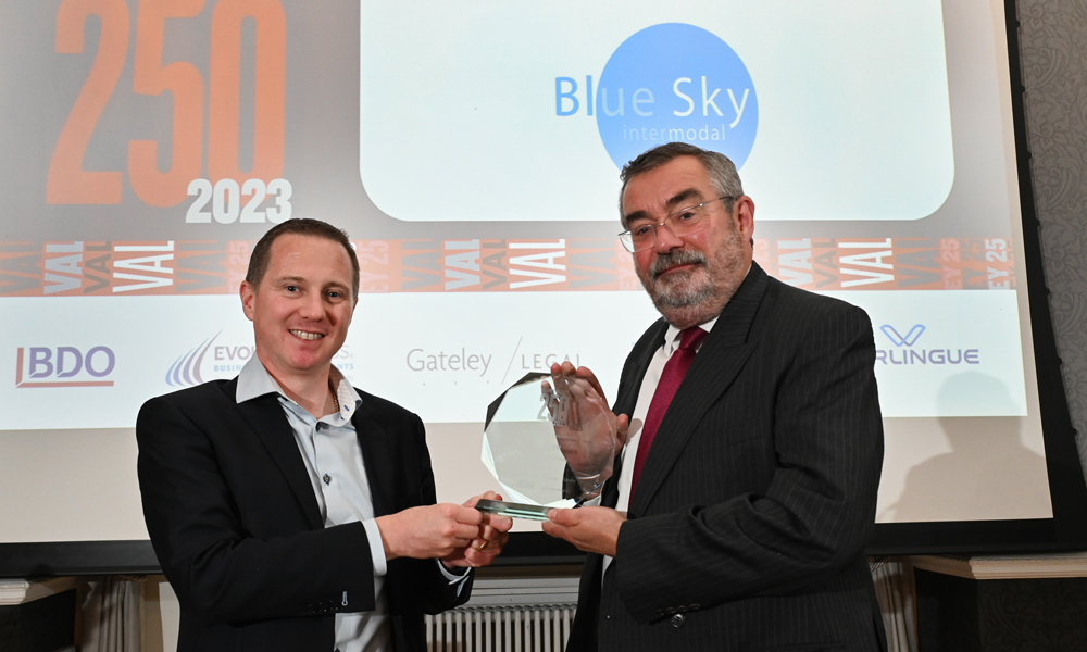 Chris Langley, Treasurer at Blue Sky Intermodal (right) receives Growth & Resilisnece Award from Neil Brackstone, Corporate Tax Partner from sponsor BDO UK